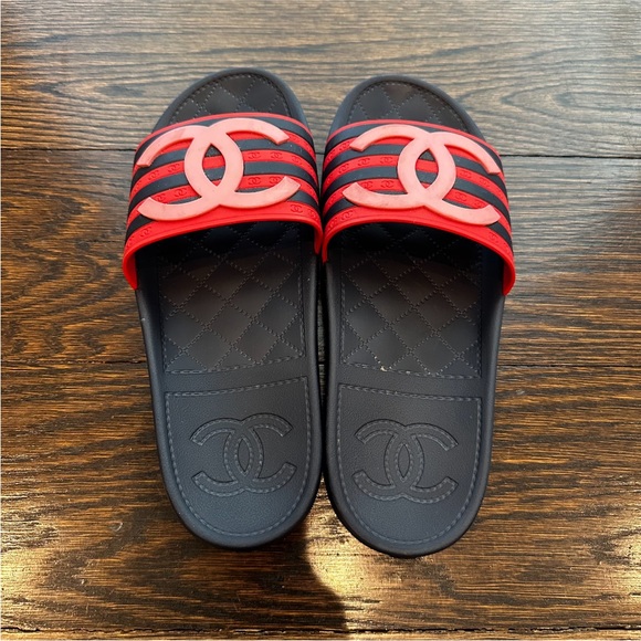 Chanel CC Flat Slide Rubber Sandals - Picture 4 of 13